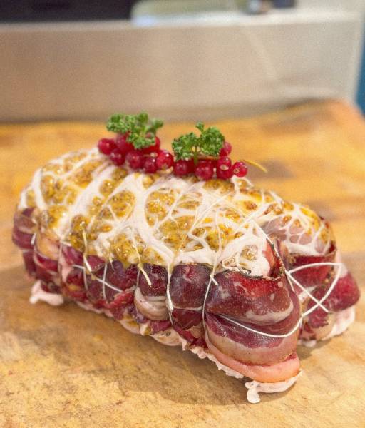 Rôti de porc au miel, moutarde et speck : une nouveauté qui va vous faire saliver dans votre boucherie charcuterie à Lège cap ferret
